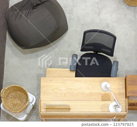 Room with desk 123797825