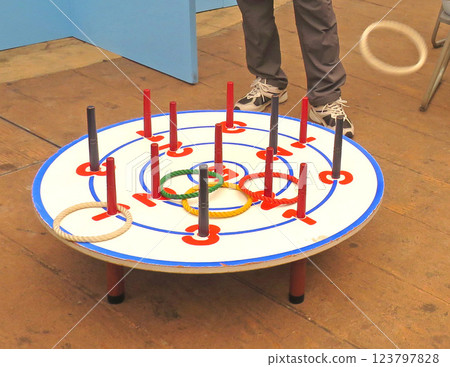 戒指投擲 123797828