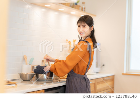 家庭主婦在廚房做飯 123798140