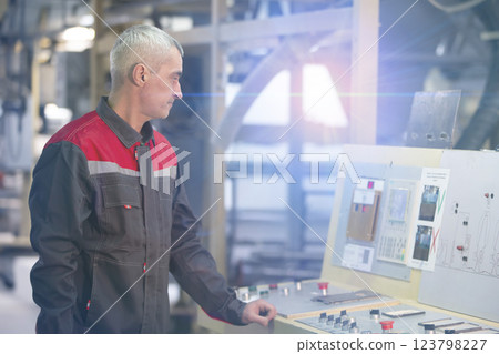 A worker at an enterprise at a computer-controlled machine. 123798227