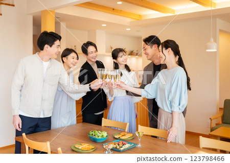 家庭聚會形象 123798466