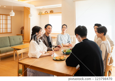 家庭聚會形象 123798470