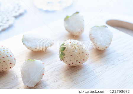 砧板上的白草莓，珍珠白 123798682