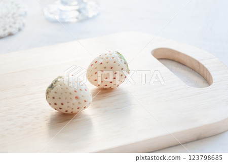 帶水滴的白色草莓 珍珠白 帶水滴的白色草莓 珍珠白 123798685
