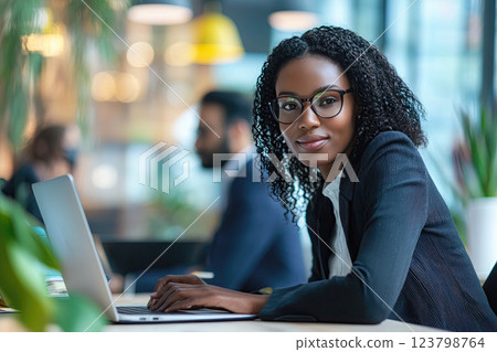 Portrait of an African American businesswoman working on her laptop in a coffee shop 123798764