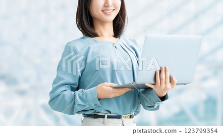 有筆記型電腦的女人/女商人 有筆記型電腦的女人/女商人 123799354