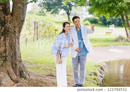 Senior couple sightseeing Second Life Senior couple sightseeing Second Life 123799552