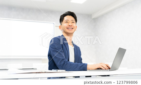 微笑的男性商人使用筆記型電腦 123799806