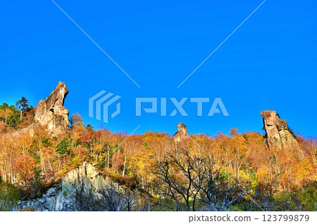 北海道晴朗秋日的層雲峽和秋葉 123799879