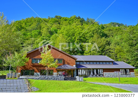 View of the Sounkyo Visitor Center in Daisetsuzan National Park 123800377
