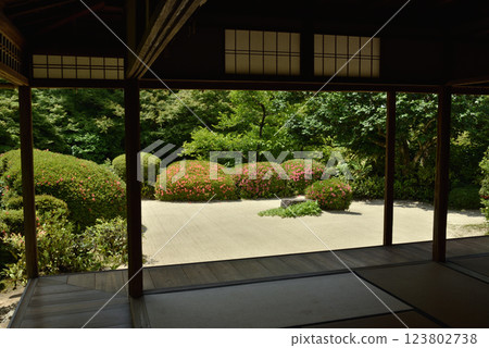 紫泉定山寺：從大鳥居望去的庭園（京都市左京區） 123802738