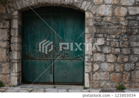Antique decorated wooden door in an old stone house in Hvar. 123803034