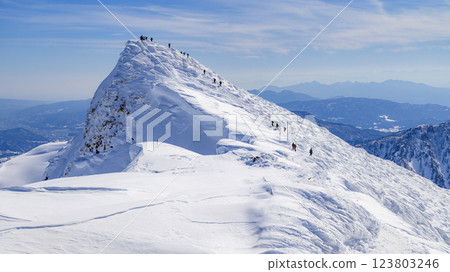 Mt. Tanigawa and Toma no Mimi in the harsh winter (snowy scenery) Mt. Tanigawa and Toma no Mimi in the harsh winter (snowy scenery) 123803246