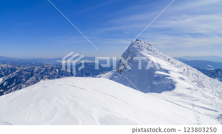 Mt. Tanigawa and Toma no Mimi in the harsh winter (snowy scenery) 123803250