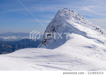 Mt. Tanigawa and Toma no Mimi in the harsh winter (snowy scenery) Mt. Tanigawa and Toma no Mimi in the harsh winter (snowy scenery) 123803253