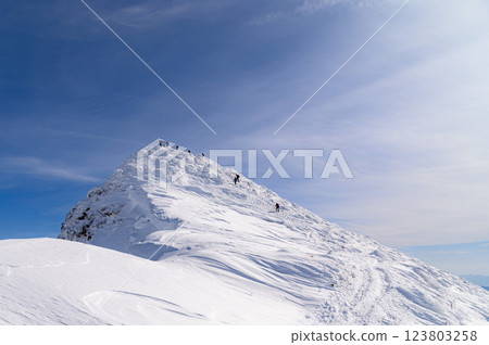 嚴冬中的谷川山與鬥真之耳（雪景） 123803258