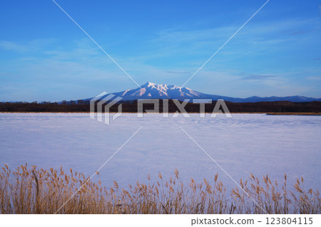 北海道冬季的斜里山和豆沸湖 123804115