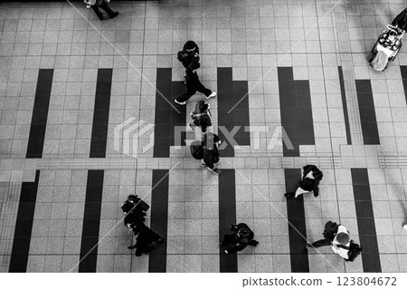 鳥瞰大阪梅田站內行人的景象 123804672