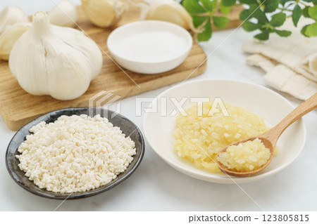 蒜曲及其配料（大蒜、米曲、鹽）| 白色大理石背景 123805815