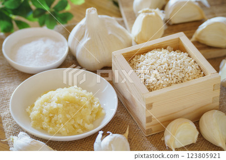Garlic Koji and ingredients (garlic, rice koji, salt) 123805921