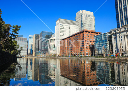 [東京]東京站丸之內口週邊的街景 123805955