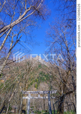 明神山與鳥居在藍天映襯下的風景 明神山與鳥居在藍天映襯下的風景 123806026