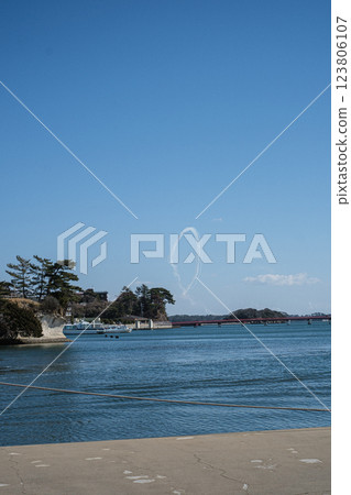 宮城縣松島灣上空飄浮的尾跡 宮城縣松島灣上空飄浮的尾跡 123806107