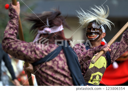 白神社的秋季大祭 - 身著鬼裝的男子手持六英尺長的棍子 123806354