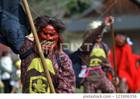 白神社的秋季大祭 - 身著鬼裝的男子手持六英尺長的棍子 123806356