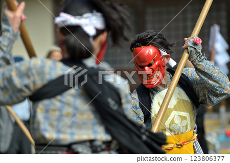 白神社的秋祭:身穿鬼服的女棍手握六英尺長的棍子 白神社的秋祭:身穿鬼服的女棍手握六英尺長的棍子 123806377