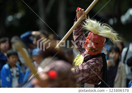 白神社的秋季大祭 - 身著鬼裝的男子手持六英尺長的棍子 123806378