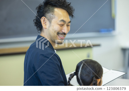教師召開家長會 教師召開家長會 123806379