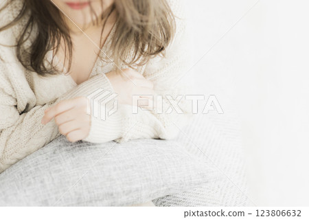 白色針織衫的女人 白色針織衫的女人 123806632