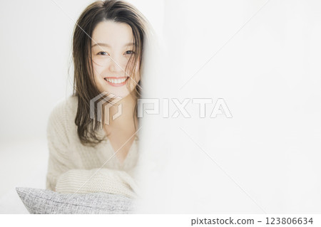 白色針織衫的女人 123806634