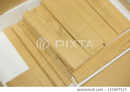 一名男子正在組裝有許多零件的家具 123807521
