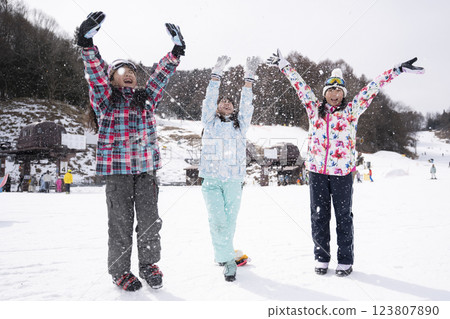 滑雪坡和一群女孩 123807890