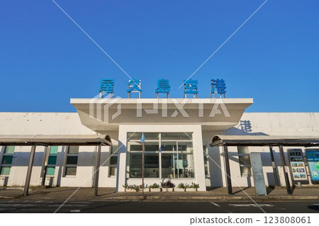 在陽光明媚的日子裡,屋久島機場的外部 在陽光明媚的日子裡,屋久島機場的外部 123808061