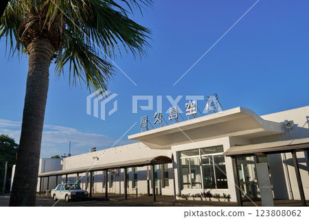 The exterior of Yakushima Airport on a sunny day 123808062