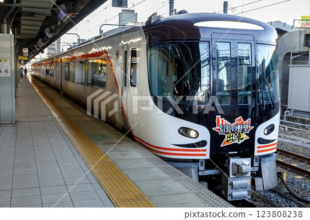 停泊在名古屋站的HC85系列飛驒特快列車(信長之野望聯名包裝) 停泊在名古屋站的HC85系列飛驒特快列車(信長之野望聯名包裝) 123808238