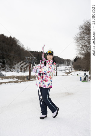 滑雪坡和女孩 123808523