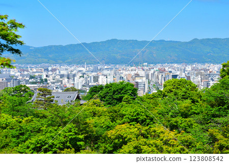 京都清水寺的翠綠令人眼花撩亂 京都清水寺的翠綠令人眼花撩亂 123808542