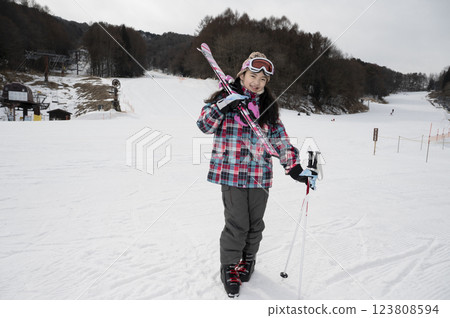 滑雪坡和女孩 123808594