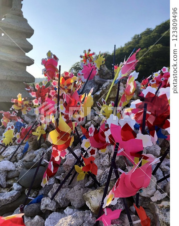 清晨,恐山寺內可見色彩繽紛的風車 清晨,恐山寺內可見色彩繽紛的風車 123809496