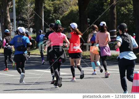 女子馬拉松選手在短跑中 123809581