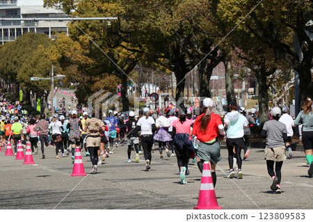 Female runners sprinting in the marathon Female runners sprinting in the marathon 123809583