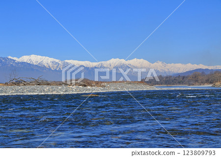 初春的安曇野：西川與北阿爾卑斯 123809793