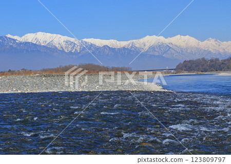 初春的安曇野：西川與北阿爾卑斯 123809797