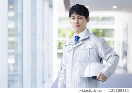 穿著商務工作服的男人的肖像 123809813