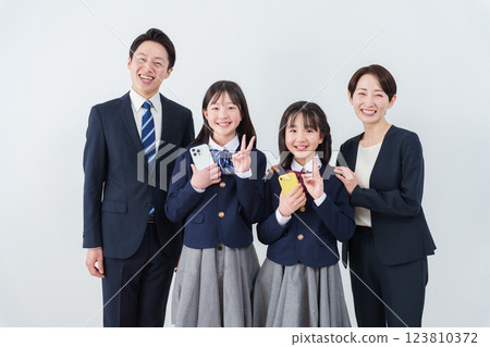 Children in uniform and families (entrance ceremony, graduation ceremony, smartphone) 123810372