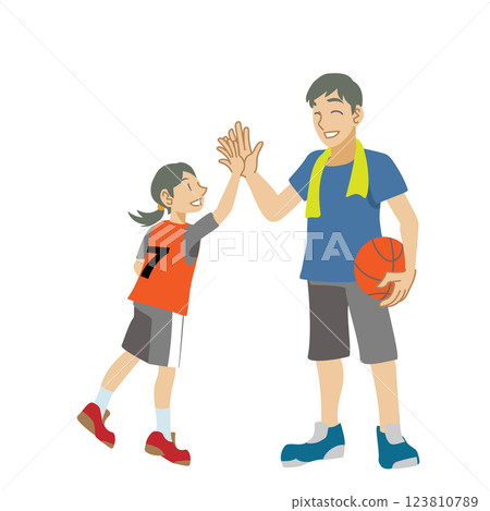 父母和孩子在籃球練習期間擊掌 123810789